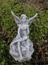 Fée Silva sur boule de fleurs