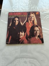 45 T LES FLECHETTES AVEC DECOUPE SUR POCHETTE UNE FILLE EST TOUJOURS BELLE