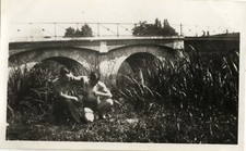 PHOTO ANCIENNE - VINTAGE SNAPSHOT - HOMME TORSE NU MUSCLE PONT - MAN BRIDGE 1942