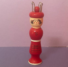 JOLI TRICOTIN  FILLETTE ROUGE A COUETTES EN BOIS PEINT AVEC SON PIC - BEL ETAT -