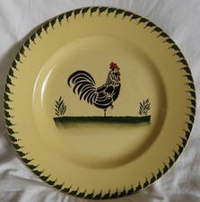 B'] Plat rond en faïence de SARREGUEMINES décor "SUZON" (coq)