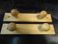 LOT DE 2 PORTE MANTEAUX DEUX PATÈRES CHACUN EN BOIS