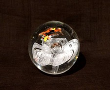 Boule presse papier sulfure en verre à motif d'iris blanche et papillons oranges