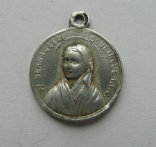 Ancienne MEDAILLE religieuse SAINTE BERNADETTE SOUBIROUS PFU en Aluminium