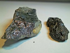 MINÉRAUX.  BORNITE (2 pièces). Sulfure de Cuivre.  Queyras, Hautes-Alpes, FRANCE