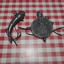 Ancienne Gourde à poudre en étain  fleur de Lys Vintage Militaire Hauteur 23cm