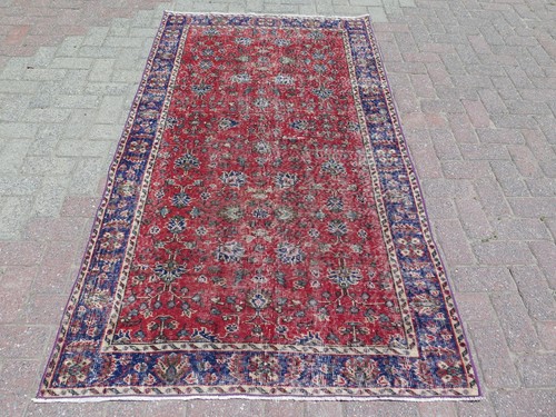 Tapis rouge vieilli vintage