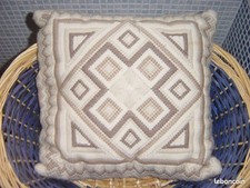 Coussin brode main  beige