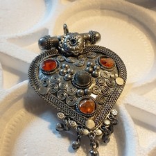 ? Superbe pendentif ethnique ancien en métal argenté travaillé et pierres ?
