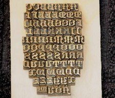 Police de Caractères à dorer fer reliure dorure bronze laiton relieur décoratif.