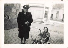 ANCIENNE PHOTO 1950 UNE FEMME ELEGANTE ET UN ENFANT DANS SA POUSSETTE