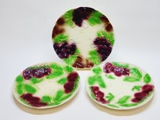 3 Anciennes Assiettes En Barbotine Décor Fraises Et Raisins 🍇 🍓 