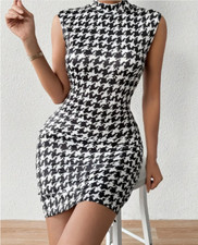 robe col montant,noir et blanche, a motif pied de poule, taille M