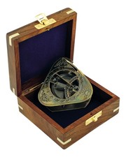 Boussole de cadran solaire dans une boîte en bois en laiton antique 8 x 6,5 cm