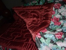 beau couvre lit couverture  satinee 2 tons bordeaux2 volants 1900 fleurs