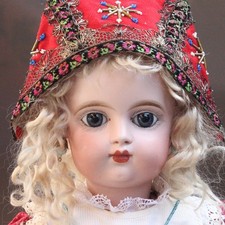 Poupée ancienne en porcelaine