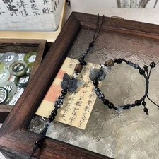 Bracelet papillon en jade artisanal avec caractéristiques de suspension dynamiq