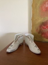 Paire de bottines en porcelaine blanche, décor dorures et floral, collection