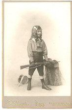 Mora Ch. Peuchet, Paris. Fillette posant avec un fusil de chasse  Vintage silver