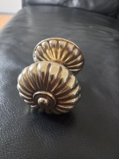  1 poignée de porte d'entrée ancienne en laiton diamètre 7 cms carré de 6 mm