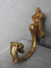 ANCIENNE EMBRASSE DE RIDEAUX EN BRONZE DORE CROCHET PATERE signée