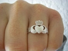 T64 ancienne bague de fiançailles régionale foi irlandaise et vendéenne Claddagh