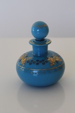 Flacon en opaline bleue décor