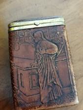 Ancien étui à cigarettes ou boîte cuir et laiton. Motif personnages 