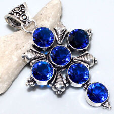 Pendentif 'Croix" en plaqué or blanc et Iolite 