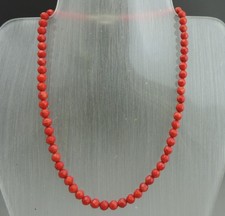 Vintage collier en perles de corail rouge facettés