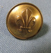 Bouton  en laiton à la fleur de lys en relief 21mm Perfectionné GP Paris 1920/30