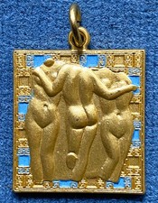 Pendentif aux trois femmes