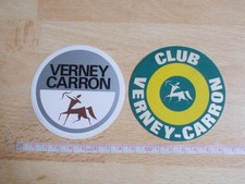 2 autocollants différents