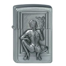 Briquet ZIPPO Femme Fumant Une Cigarette Légérement Dénudée