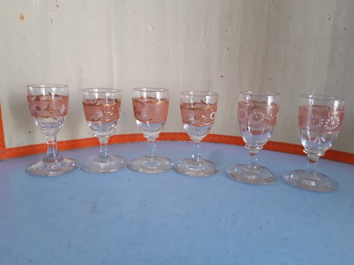 Petits verres pied - petits,