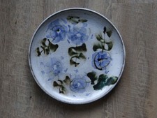 Grand plat floral signé