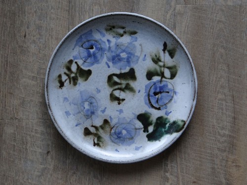 Grand plat floral signé