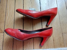 chaussures escarpins rouge en cuir vintage