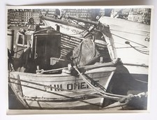 PHOTOGRAPHIE 18x24 cm bateaux dans le vieux port de MARSEILLE, signée 1951