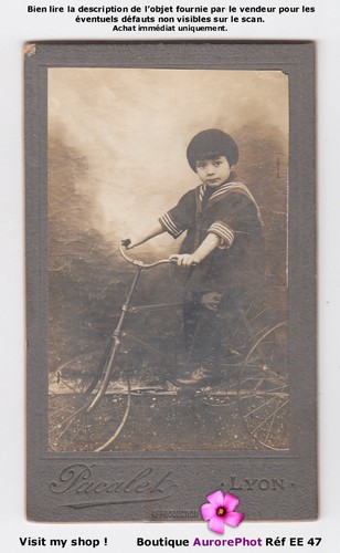 Enfant sur son vélo tricycle - enfant,