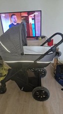 poussette 3 en 1 grise, en très bon etat, 1 châssis, 1 nacelle, 1 assise, 1 cosy