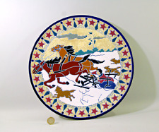  GRANDE ASSIETTE  DECORATIVE EN GRES et PEINTURE EMAILLEE, chevaux, chiens,neige