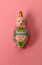 Fève LADUREE - MATRIOCHKA  porcelaine Rose pendentif année 2007