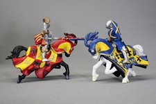 LA JOUTE - DEUX CHEVALIERS MEDIEVAUX PAPO AVEC CHEVAUX FLEUR DE LYS