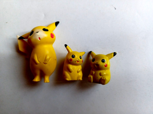 Pokémons figurines pikachu - pokémons,