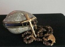 Boite à chapelet en coquillage ET CHAPELET EN PLAQUE OR ET PERLES EN BOIS