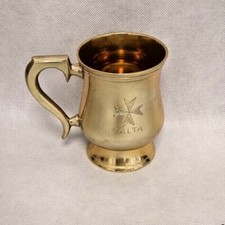 Gobelet à anse en laiton ou