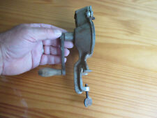 Vintage déco  ancien mixeur hachoir de cuisine à visser au coin d 'une table 