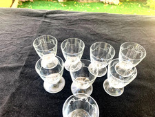 8 Anciens Petits Verres en Cristal Cave à Liqueur LOUIS LVI ?