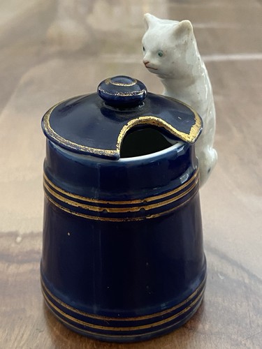 Ancien moutardier avec - , chat